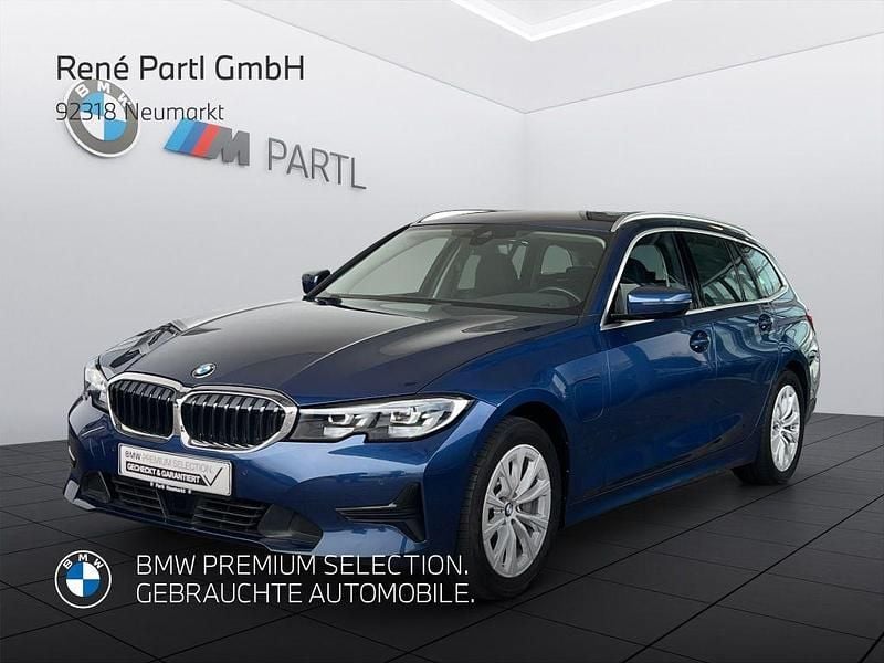 Gebraucht BMW 330e Sport Line 292 PS (214 kW) 2021 Phytonicblau metallic Kombi
