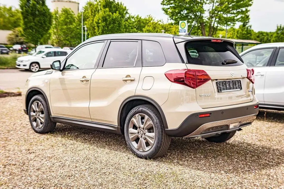 Neu Suzuki Vitara Comfort 110 PS (80 kW) 2026 Savannah/cosmic black pearl SUV