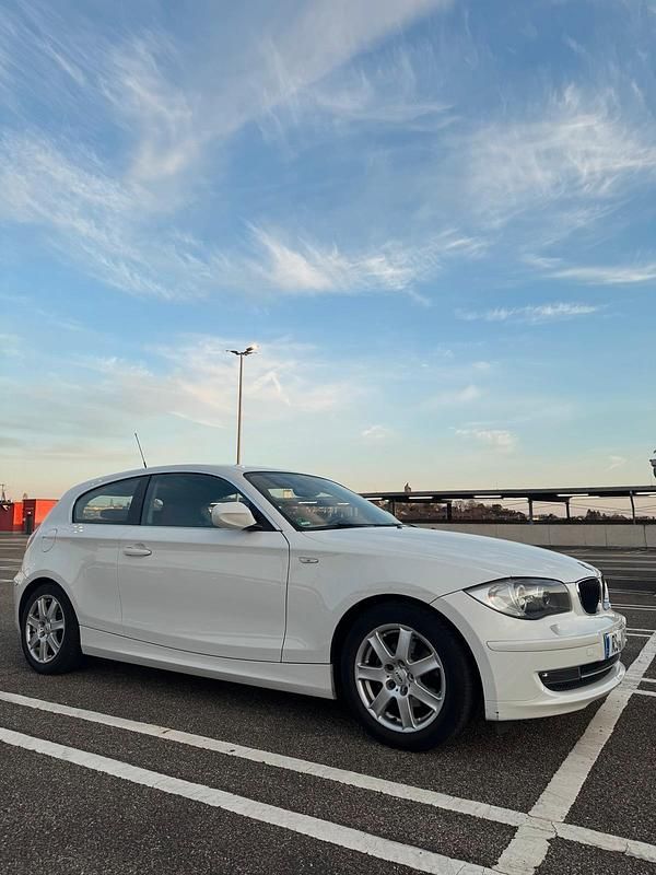 Weiß Gebraucht 2010 BMW 116 Kleinwagen | 2.199 € (Fairer Preis) - Bild 1/4