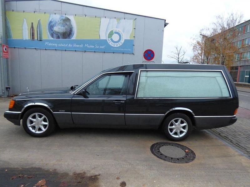 Gebraucht Mercedes 220 132 PS (97 kW) 1990 Schwarz Van / Kleinbus