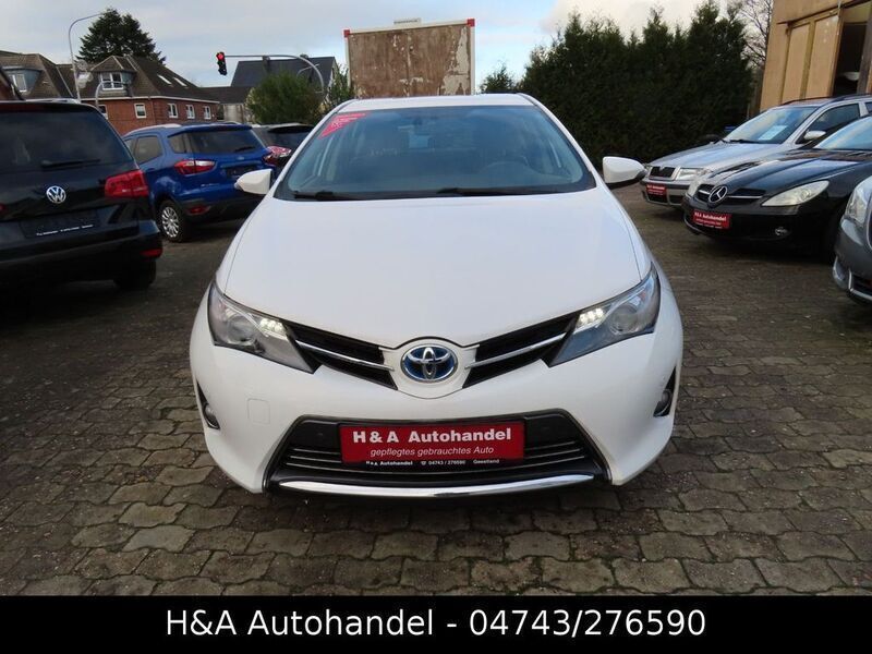 Weiß Gebraucht 2013 Toyota Auris Hybrid Limousine | 9.999 € (Fairer Preis) - Bild 1/4