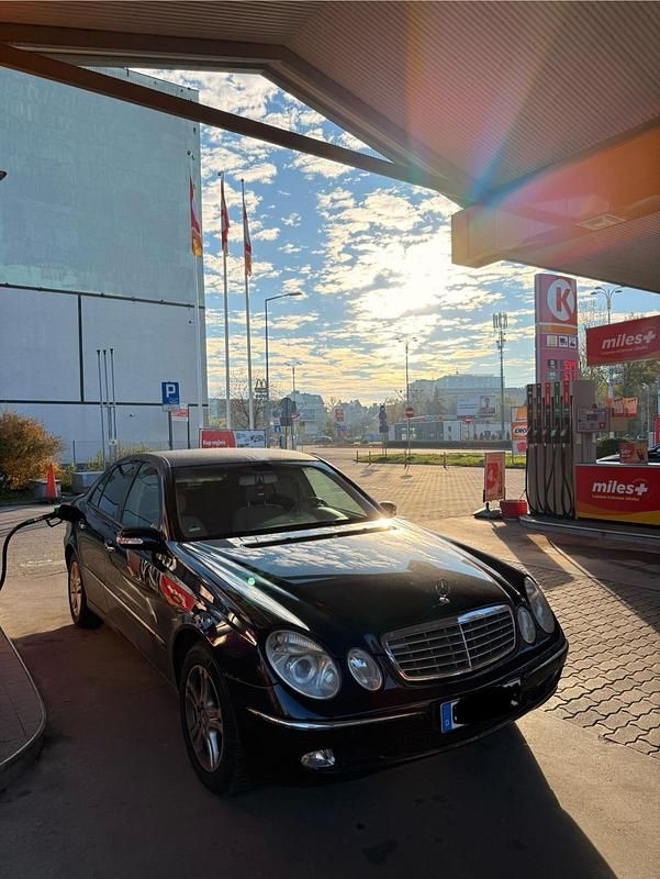 Blau Gebraucht 2002 Mercedes E240 Limousine | 8.500 € - Bild 1/4