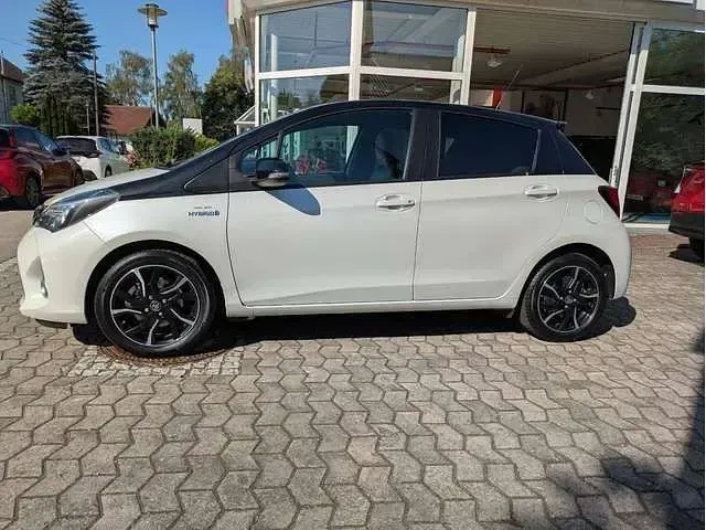Gebraucht Toyota Yaris Hybrid Style 101 PS (74 kW) 2016 Montblancweiß/dach schwarz Limousine