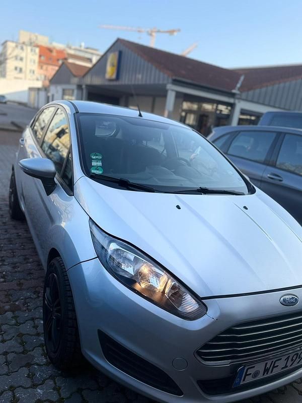 Silber Gebraucht 2013 Ford Fiesta Kleinwagen | 4.200 € - Bild 1/4