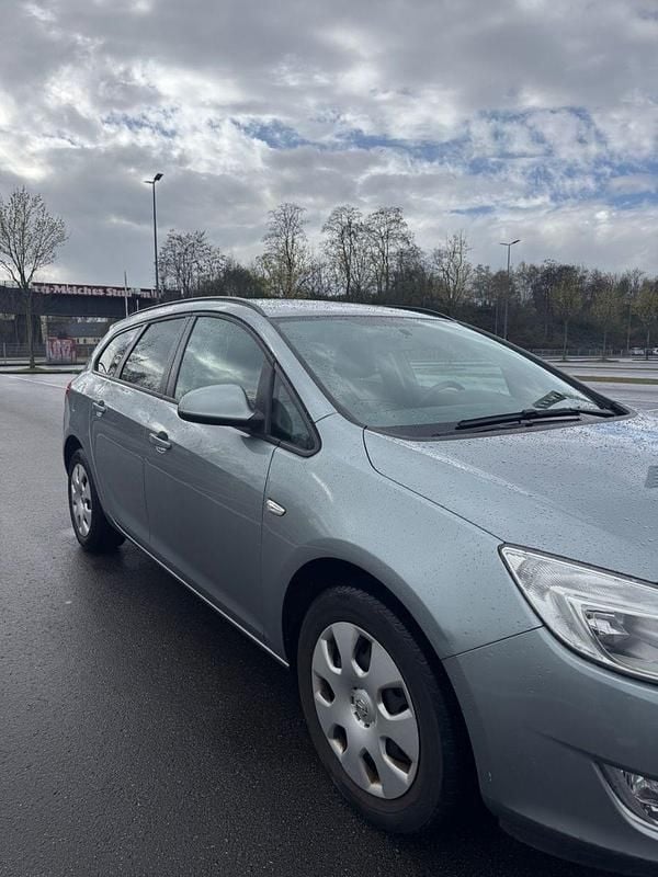 Gebraucht Opel Astra 101 PS (74 kW) 2011 Grau Kombi