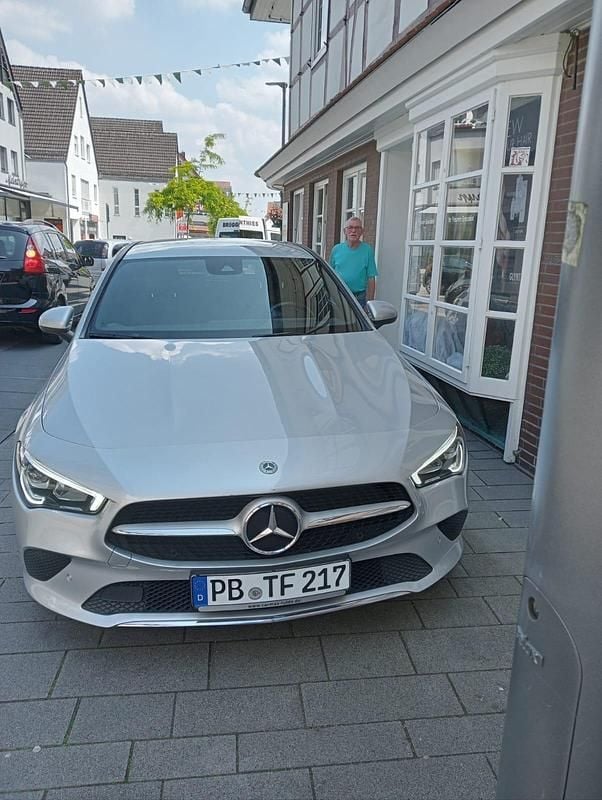 Grau Gebraucht 2021 Mercedes CLA200 Kombi | 22.800 € (Guter Preis) - Bild 1/4