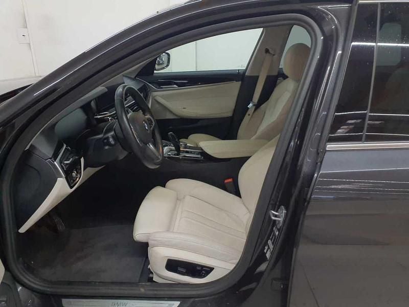 Gebraucht BMW 520 Sport Line 184 PS (135 kW) 2023 Sophistograu brillanteffekt metallic Kombi