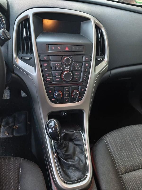 Gebraucht Opel Astra Selection 116 PS (85 kW) 2011 Silber Limousine