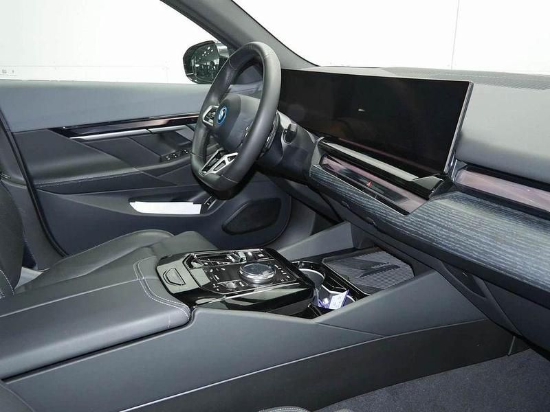 Gebraucht BMW 550e M Sport 489 PS (359 kW) 2024 Schwarz Limousine