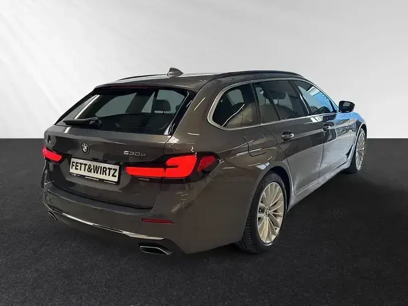 Gebraucht BMW 530e Luxury Line 292 PS (214 kW) 2021 Bmw individual alvitgrau metallic Kombi