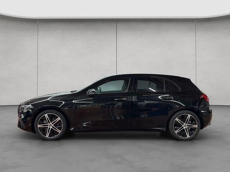Gebraucht Mercedes A200 Advanced 163 PS (119 kW) 2026 Kosmosschwarz metallic Limousine