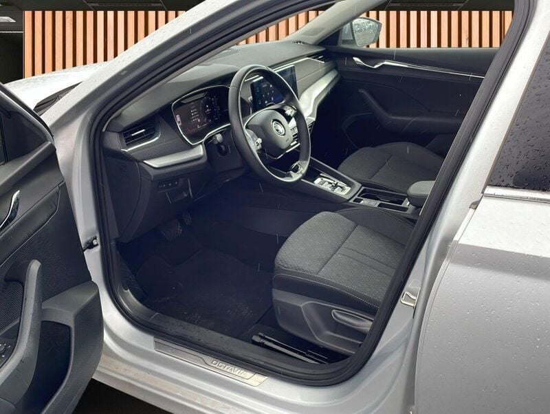 Gebraucht Skoda Octavia Selection 150 PS (110 kW) 2023 Brillant silber Limousine