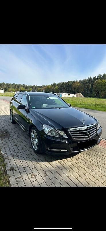 Schwarz Gebraucht 2010 Mercedes E300 Elegance Kombi | 5.799 € (Guter Preis) - Bild 1/4