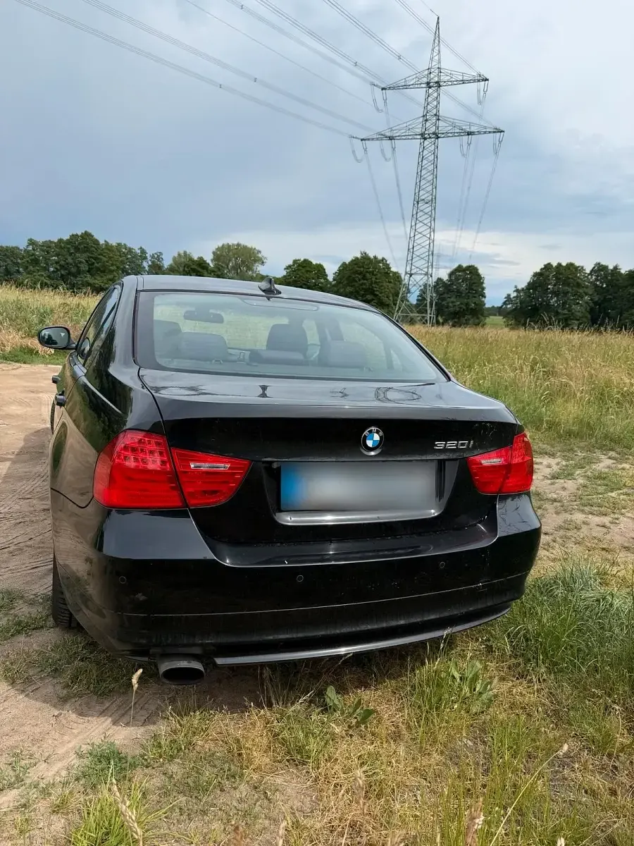 Gebraucht BMW 320 170 PS (125 kW) 2009 Schwarz Limousine