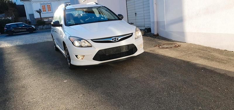 Gebraucht Hyundai i30 108 PS (79 kW) 2010 Weiß Kombi