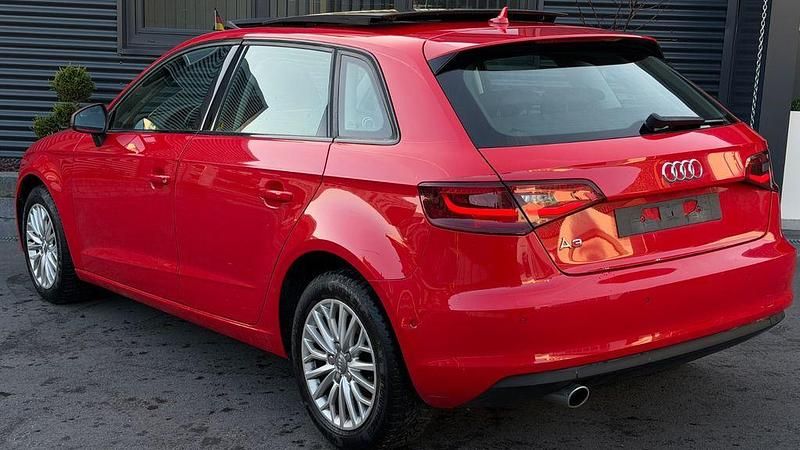 Gebraucht Audi A3 Ambiente 110 PS (80 kW) 2015 Rot Limousine