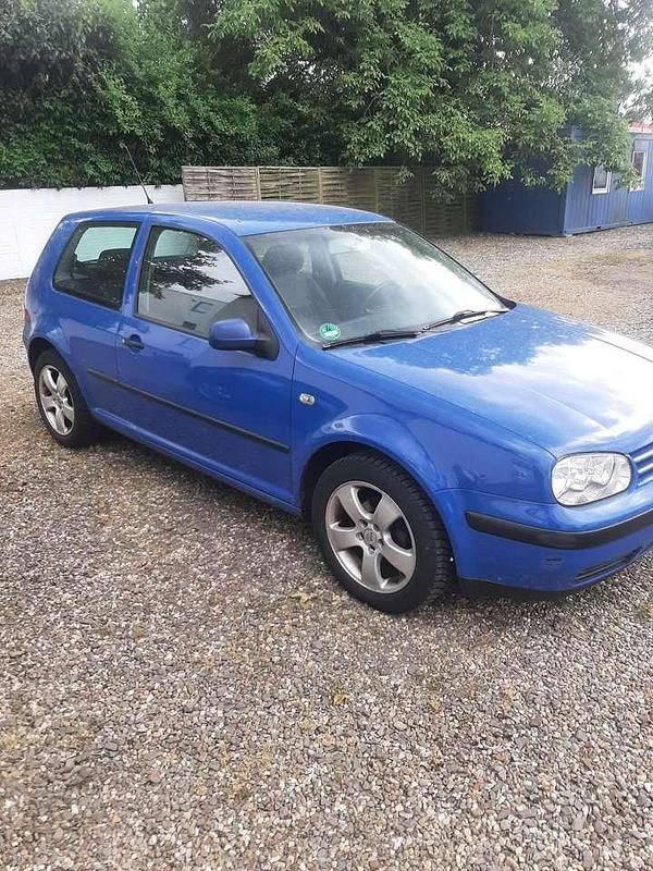 Blau Gebraucht 2001 VW Golf IV Edition Limousine | 950 € (Fairer Preis) - Bild 1/4