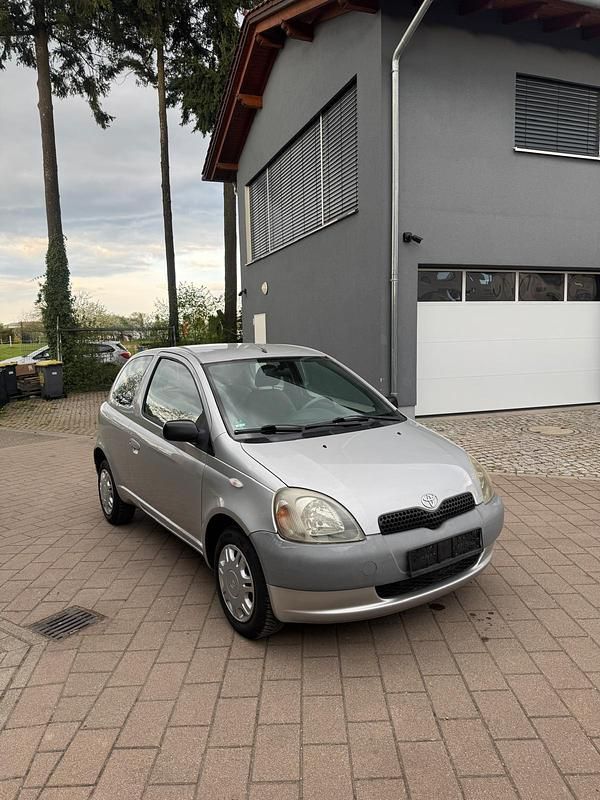 Silber Gebraucht 1999 Toyota Yaris Kleinwagen | 1.999 € (Etwas zu teuer) - Bild 1/4