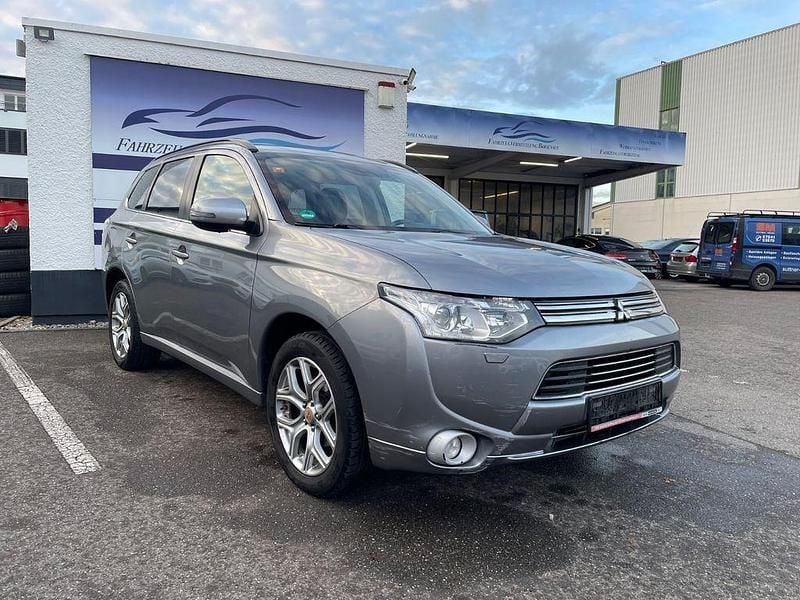 Grau Gebraucht 2015 Mitsubishi Outlander P-HEV SUV | 9.900 € (Superpreis) - Bild 1/3
