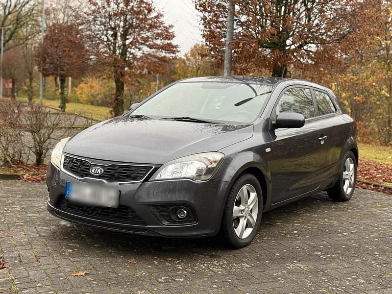 Grau Gebraucht 2013 Kia Ceed Kleinwagen | 4.000 € (Superpreis) - Bild 1/4