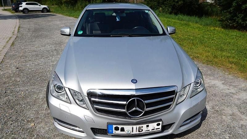 Gebraucht Mercedes E250 204 PS (150 kW) 2013 Silber Limousine