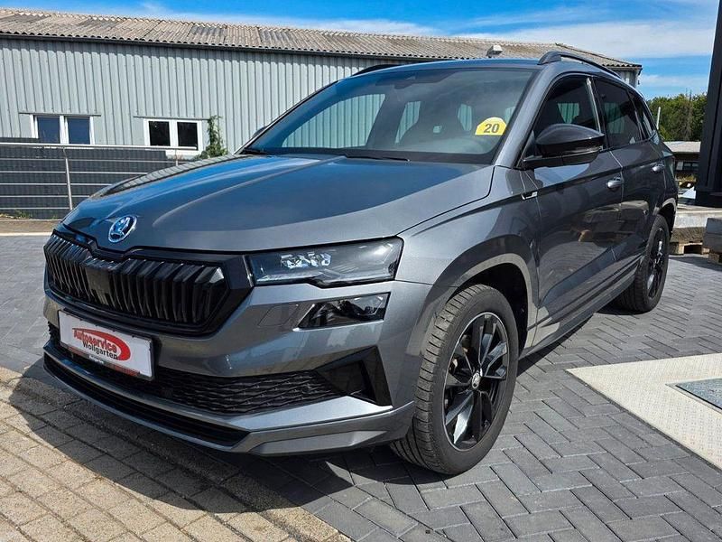 Grau Gebraucht 2022 Skoda Karoq SportLine SUV | 34.299 € (Teuer) - Bild 1/4