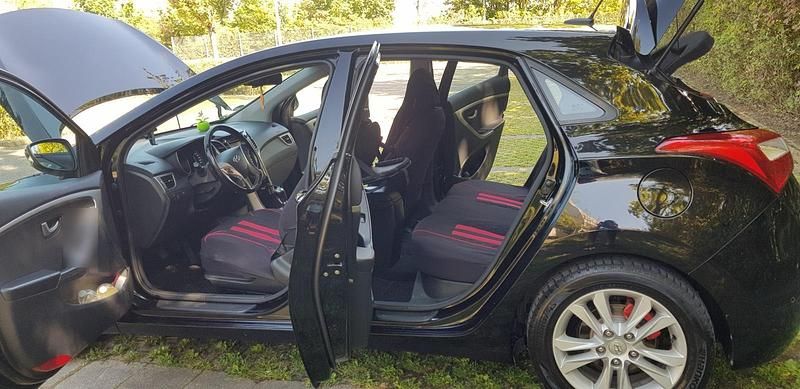 Gebraucht Hyundai i30 101 PS (74 kW) 2013 Schwarz Limousine