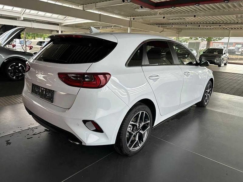Neu Kia Ceed Style 140 PS (102 kW) 2025 Weiß Kleinwagen