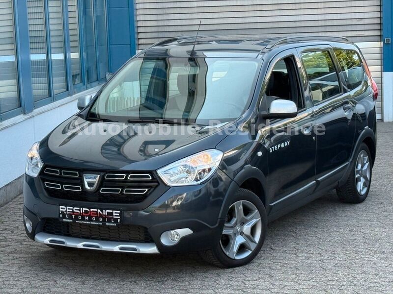 Grau "comete" Gebraucht 2022 Dacia Lodgy Stepway Van / Kleinbus | 17.398 € (Etwas zu teuer) - Bild 1/4