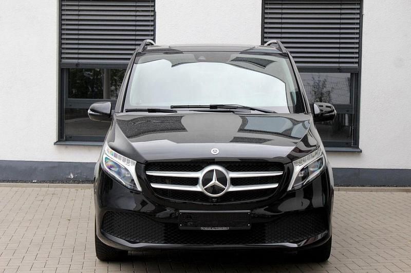 Schwarz Gebraucht 2022 Mercedes V250 Van / Kleinbus | 46.900 € (Guter Preis) - Bild 1/4