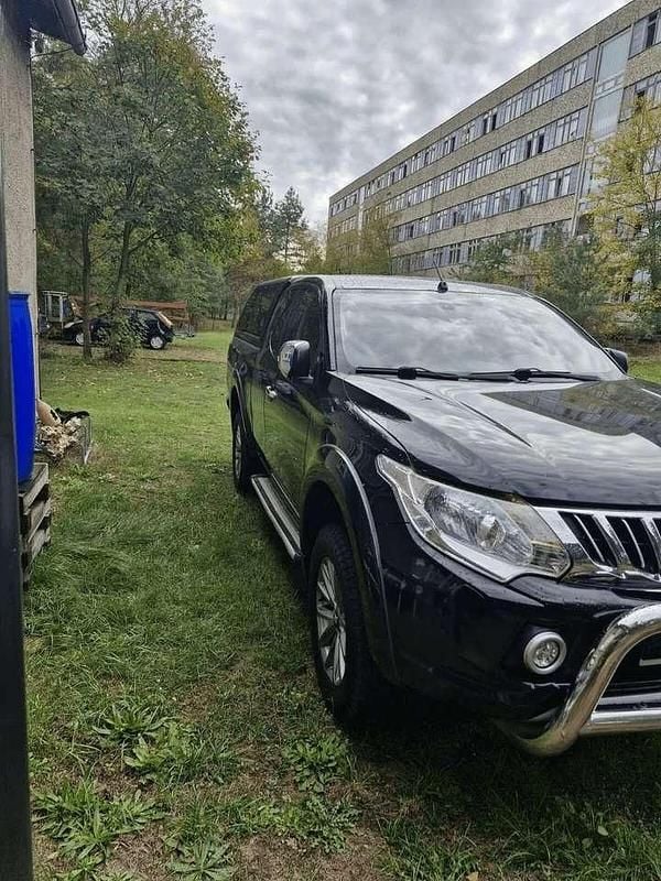 Schwarz Gebraucht 2015 Mitsubishi L200 Abholung | 11.890 € - Bild 1/4