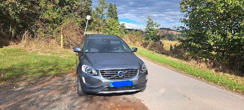 Grau Gebraucht 2017 Volvo XC60 Momentum SUV | 20.990 € (Guter Preis) - Bild 1/4