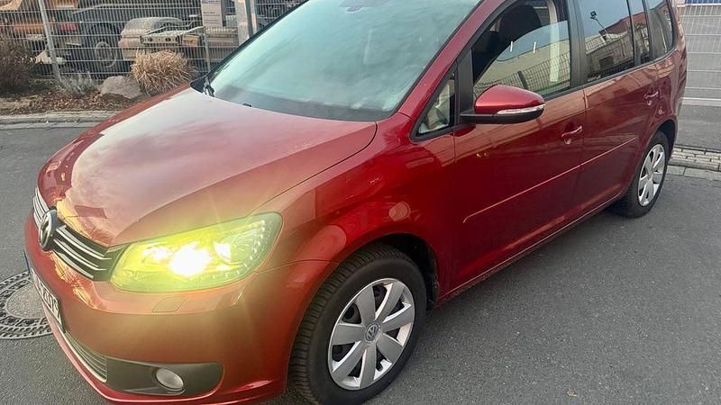 Rot Gebraucht 2010 VW Touran Highline Van / Kleinbus | 5.999 € (Fairer Preis) - Bild 1/4