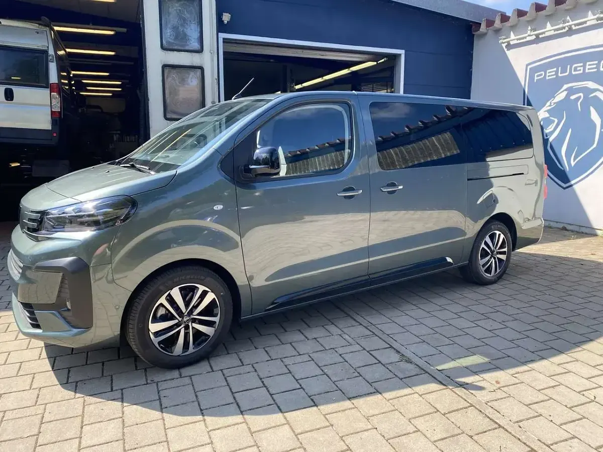 Neu Peugeot Traveller Active 179 PS (131 kW) 2025 Grün Van / Kleinbus