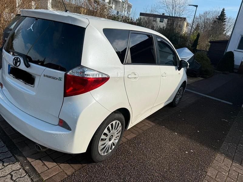 Gebraucht Toyota Verso-S 90 PS (66 kW) 2013 Weiß Van / Kleinbus