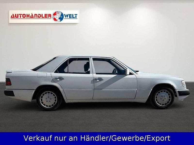 Gebraucht Mercedes E200 118 PS (86 kW) 1991 Weiß Limousine
