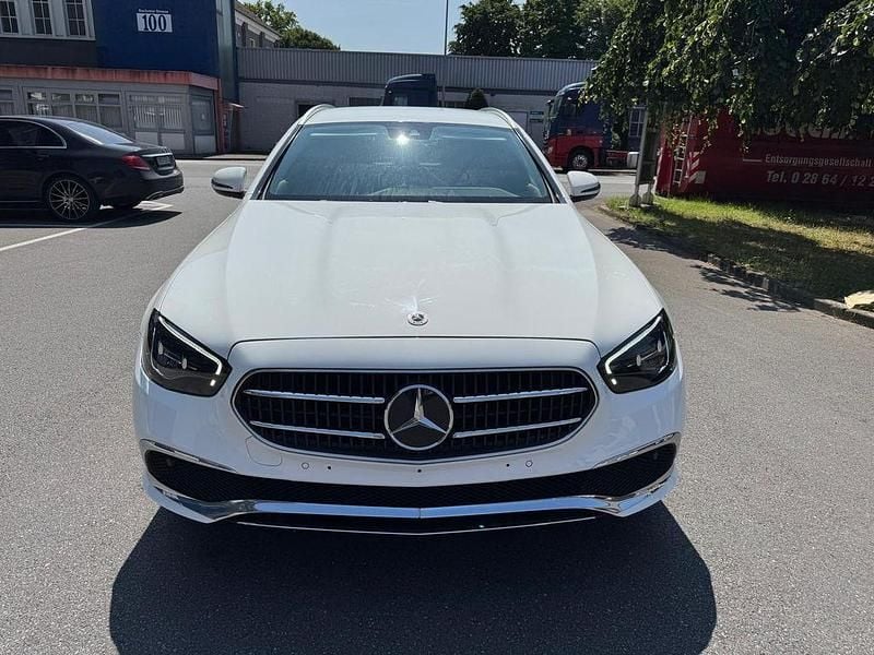 Gebraucht Mercedes E300 194 PS (142 kW) 2022 Weiß Limousine