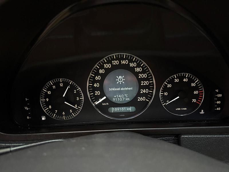 Blau Gebraucht 2003 Mercedes 200 Limousine | 3.500 € - Bild 1/4