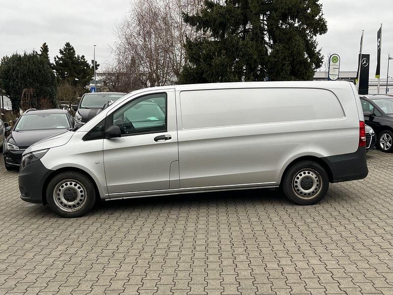 Usado Mercedes Vito 163 HP (119 kW) 2019 Prateado Van
