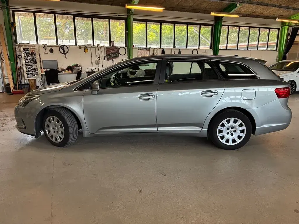 Gebraucht Toyota Avensis Sol 147 PS (108 kW) 2012 Silber Kombi