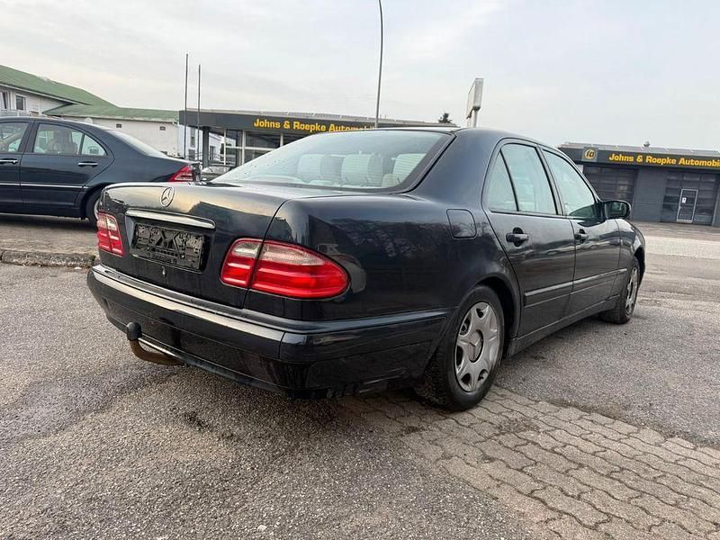 Gebraucht Mercedes E200 Classic 163 PS (119 kW) 2001 Schwarz Limousine