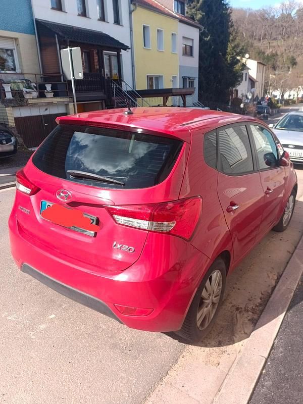 Gebraucht Hyundai ix20 90 PS (66 kW) 2014 Rot Kleinwagen