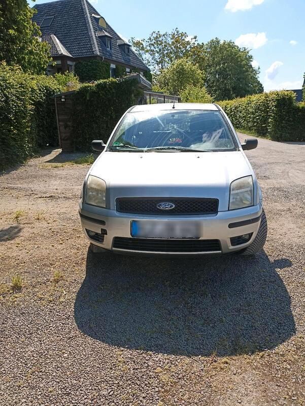 Grau Gebraucht 2003 Ford Fusion Ambiente Limousine | 2.900 € (Teuer) - Bild 1/4
