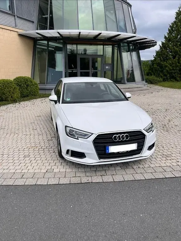 Gebraucht Audi A3 Sport 116 PS (85 kW) 2018 Weiß Limousine
