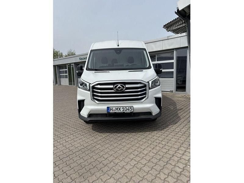 Second-hand Maxus V90 148 CP (108 kW) 2024 Alb Van