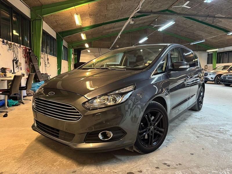 Grau Gebraucht 2018 Ford S-MAX Titanium Van / Kleinbus | 6.395 € (Guter Preis) - Bild 1/4