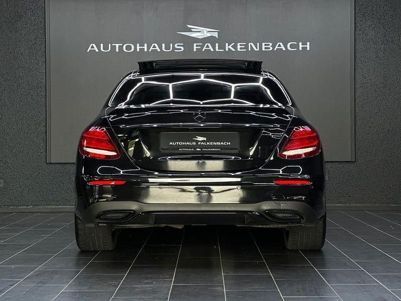 Gebraucht Mercedes E220 AMG 194 PS (142 kW) 2018 Schwarz Limousine