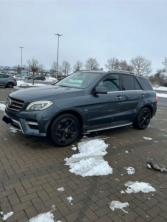 Blau Gebraucht 2012 Mercedes ML350 SUV | 13.500 € (Etwas zu teuer) - Bild 1/4