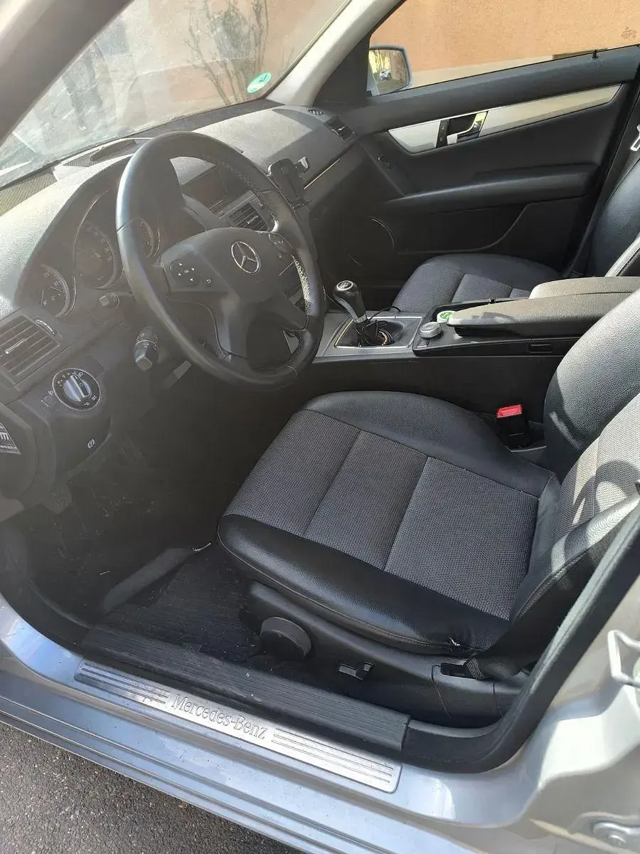 Gebraucht Mercedes C180 156 PS (114 kW) 2010 Silber Limousine