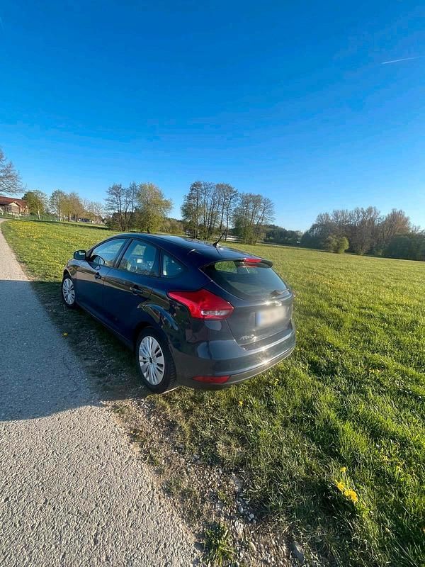 Gebraucht Ford Focus 85 PS (62 kW) 2018 Blau Limousine